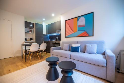 un salon avec un canapé et une table dans l'établissement CIA - Parc Monceau 4P, à Paris