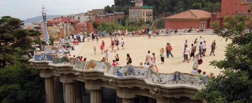 a large group of people walking around a park at Hotel Continental Palacete in Barcelona