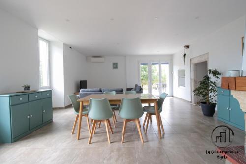 une cuisine et une salle à manger avec une table et des chaises dans l'établissement Gîte du Lac, à Sainte-Croix