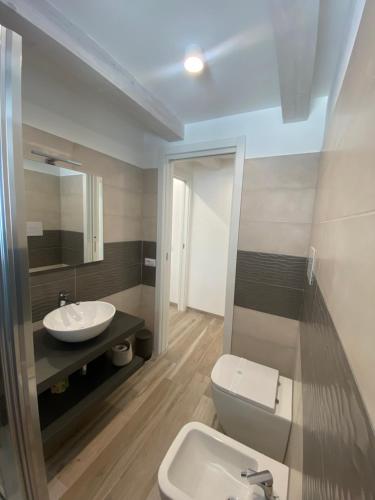 Ένα μπάνιο στο La Maschera Apartments