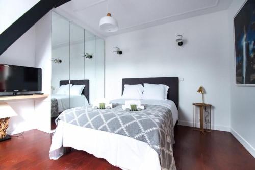 CIA - Avenue Hoche Studio