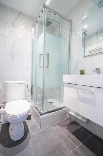 une salle de bain avec une douche, des toilettes et un lavabo dans l'établissement CIA - Avenue Hoche Studio, à Paris