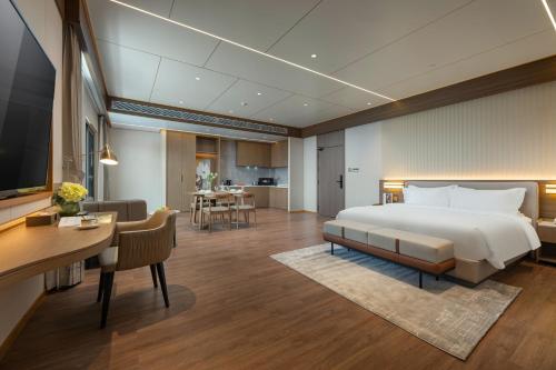 Postel nebo postele na pokoji v ubytování Gold Phuc Resort inside Longvien Golf