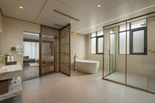 Koupelna v ubytování Gold Phuc Resort inside Longvien Golf