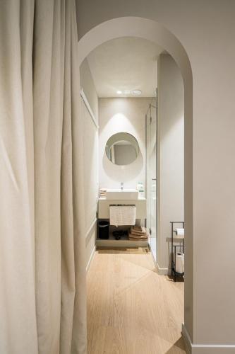 a bathroom with a sink and a mirror at Istoire in Bruges