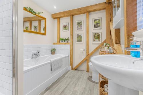 O baie la The Dairy Cottage with hot tub & pizza oven