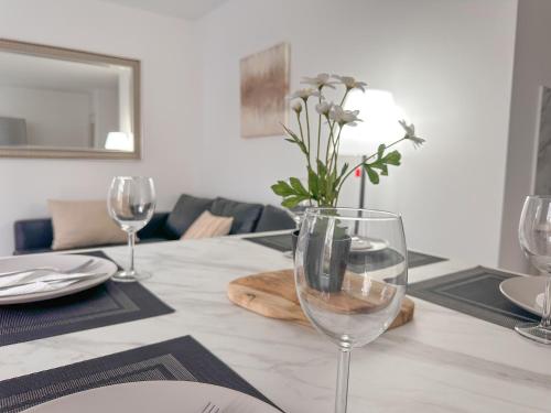 - une table à manger avec un verre de vin dans l'établissement Le Cosy Place - charmant T2 avec Parking - Orléans Hyper Centre, à Orléans