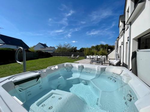 - un bain à remous dans l'arrière-cour d'une maison dans l'établissement Ti Ar Ch'astel, maison avec spa, à Locmariaquer