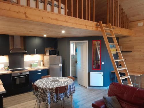 Il dispose d'une cuisine et d'un salon avec une mezzanine. dans l'établissement Le chalet de Nico, à Château-lʼÉvêque