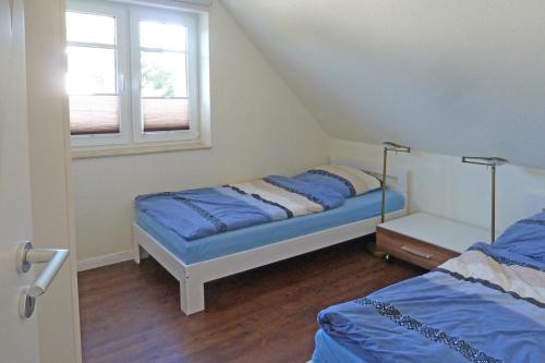 a bedroom with two beds and a window at Hanne-Hus in Kühlungsborn
