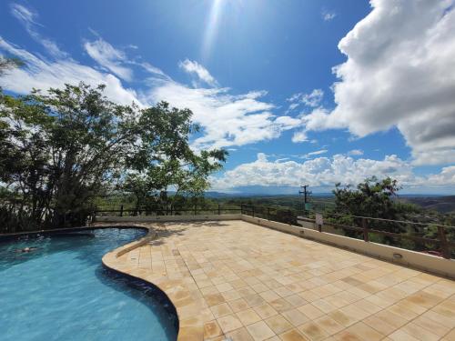 Piscina de la sau aproape de Flat topo da montanha 506