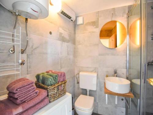 Et badeværelse på Mediterranean Villa With Pool