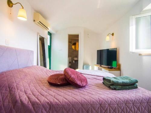 En eller flere senge i et værelse på Mediterranean Villa With Pool