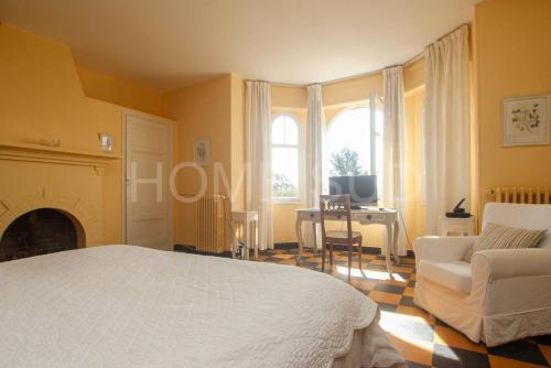 une chambre avec un lit, une chaise et un bureau dans l'établissement Mouans Sartoux, bastide avec magnifique parc et piscine, à Mouans-Sartoux