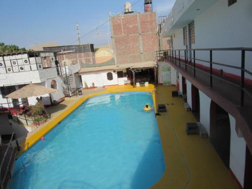 an overhead view of a swimming pool in a building at Hospedaje snack bar titanic in Ica
