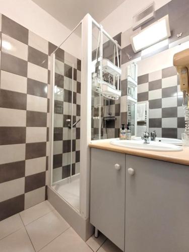 une salle de bain avec un lavabo et une douche dans l'établissement Le Coin du Curiste - Port de Plaisance, à Rochefort