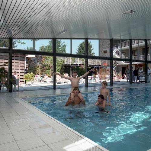 Kolam renang di atau dekat dengan Marx Motel