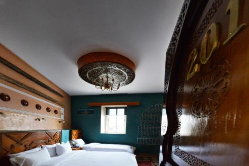 Giường trong phòng chung tại Hotel des Oudaias