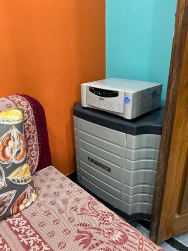 Katil atau katil-katil dalam bilik di Modern 1BHK Ganesh Nivas - 1st Floor