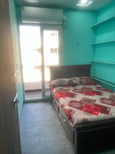 Katil atau katil-katil dalam bilik di Modern 1BHK Ganesh Nivas - 1st Floor