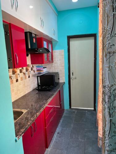 Dapur atau dapur kecil di Modern 1BHK Ganesh Nivas - 1st Floor