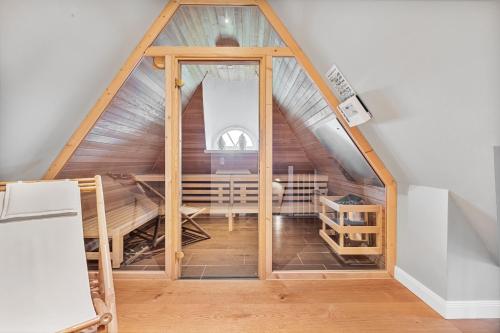 Habitación con ático y techo de madera en Reetdachhaus Reetkoje Reetdachhaus Reetkoje II, en Süderhöft