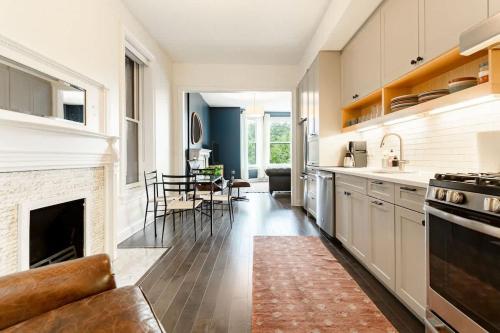 Kuchyň nebo kuchyňský kout v ubytování Lux Washington-Park Rooftop Patio-Free Parking