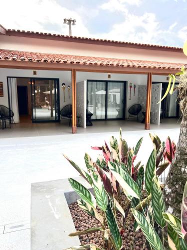 a house with a courtyard with a church at Pousada Cancun Boutique in Guarujá