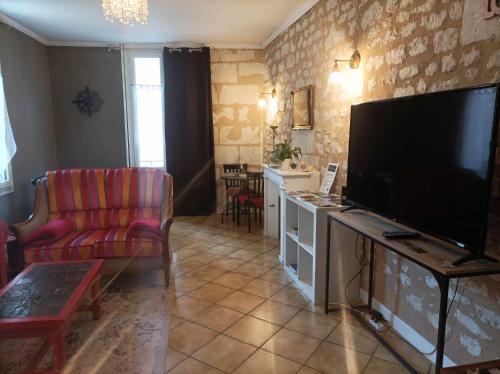 Televisyen dan/atau pusat hiburan di La Boussole - Maison meublée 3 chambres 6 pers.