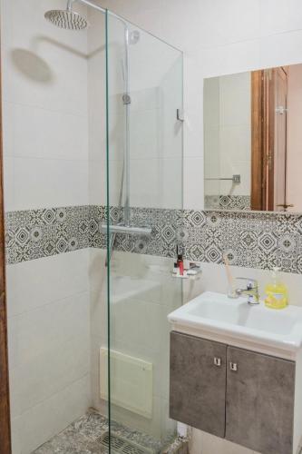 Bilik mandi di Luxury 2BR with Pool & Garden View Balcony