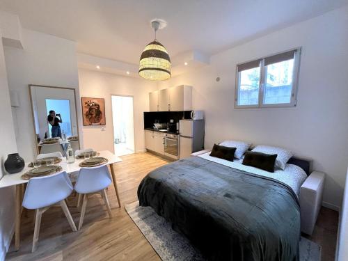 Postel nebo postele na pokoji v ubytování Joli 2 pièces avec terrasse, proche mer