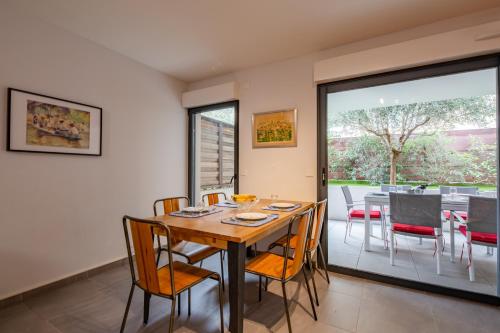 une salle à manger avec une table et des chaises dans l'établissement Coeur d'Azur - apt climatisé - 1km plage, à Saint-Raphaël