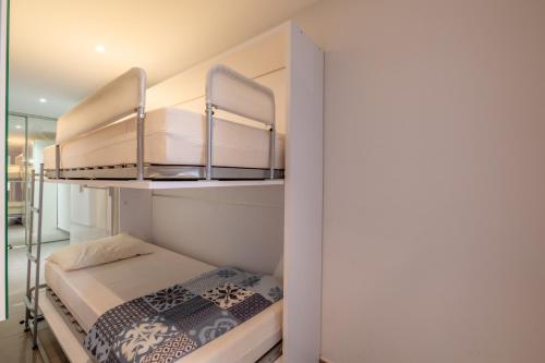 une chambre avec deux lits superposés dans une pièce dans l'établissement Coeur d'Azur - apt climatisé - 1km plage, à Saint-Raphaël