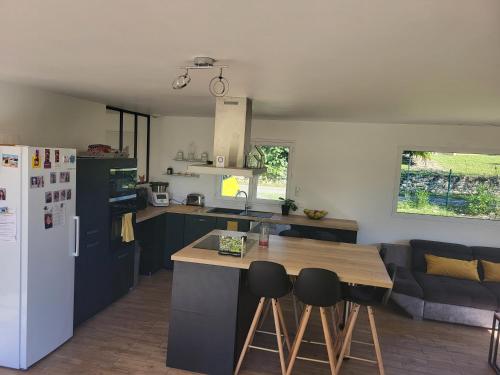 Il comprend une cuisine équipée d'un réfrigérateur, d'une table et de chaises. dans l'établissement Villa au coeur du village de Castanet, à Castanet