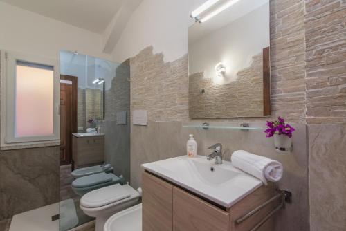 A bathroom at Villetta - Aliterno V5