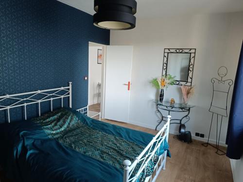 une chambre avec un lit et un miroir dans l'établissement Mikelimoges, à Limoges