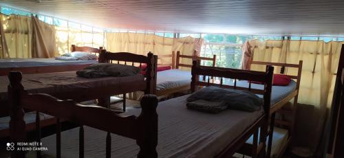 圣保罗Hostel Dumah - santana的一间客房内的四张双层床