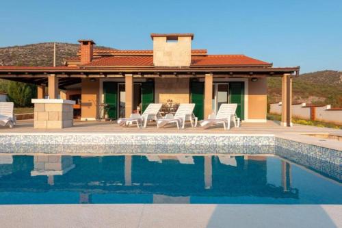 Countryside Villa With Pool, Three Bedrooms