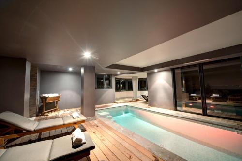 een groot zwembad in een huis met bij Chalet Christine in Talloires