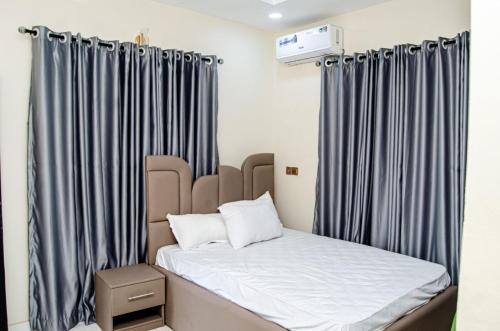 Rúm í herbergi á Furnished studio apartment in a secure and serene part of Ibadan