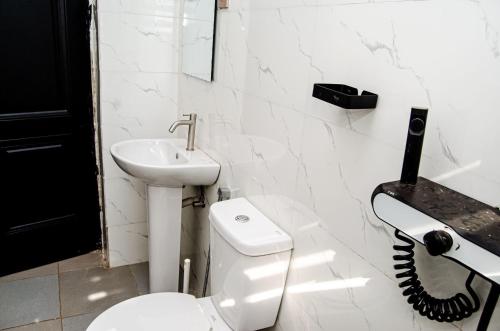 Baðherbergi á Furnished studio apartment in a secure and serene part of Ibadan