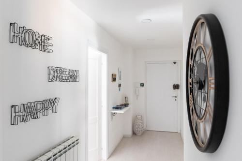 un couloir avec une grande horloge sur le mur dans l'établissement B&B Sapore di Mare 2, à Gaète