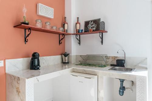Η κουζίνα ή μικρή κουζίνα στο Little Alhambra