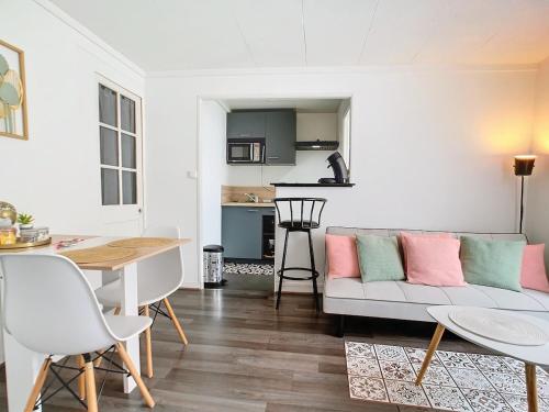 un salon avec un canapé et une table dans l'établissement Apartment Grignard, à Cherbourg en Cotentin