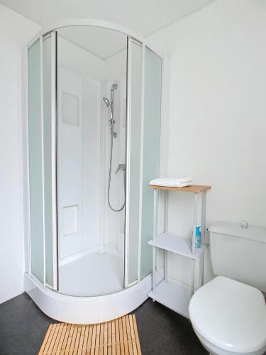 une douche avec une cabine en verre dans une salle de bain dans l'établissement Apartment Grignard, à Cherbourg en Cotentin
