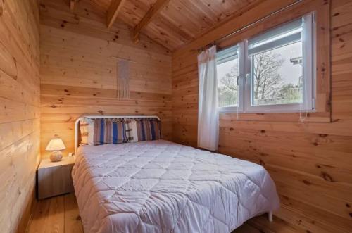 Ένα ή περισσότερα κρεβάτια σε δωμάτιο στο Chalet accueillant à Égliseneuve-des-Liards avec jardin