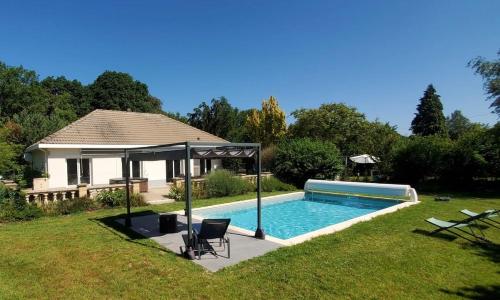 - une piscine avec un kiosque à côté d'une maison dans l'établissement La Canopée - Villa familiale avec piscine chauffée, à Saint-Philbert-sur-Risle