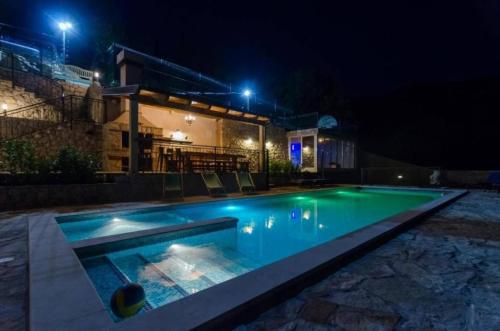 Πισίνα στο ή κοντά στο Breathtaking Scenic Villa with Pool
