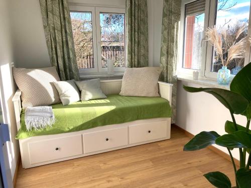 Posezení v ubytování Gemütliche Wohnung in unmittelbarer Nähe zum See