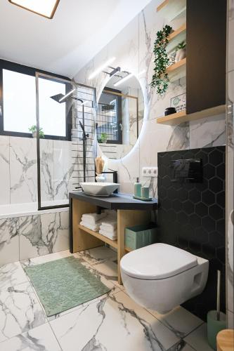 a bathroom with a toilet and a sink at Luxury Landing 11 - centrally located accomodation with private parking Targu Mures in Târgu-Mureş
